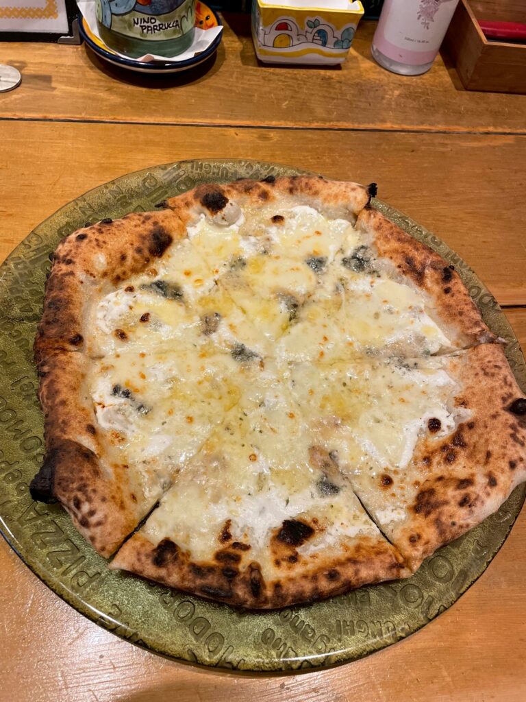 ピッツェリアベアトリーチェのクアトロフォルマッジ（釜焼きナポリピザ）