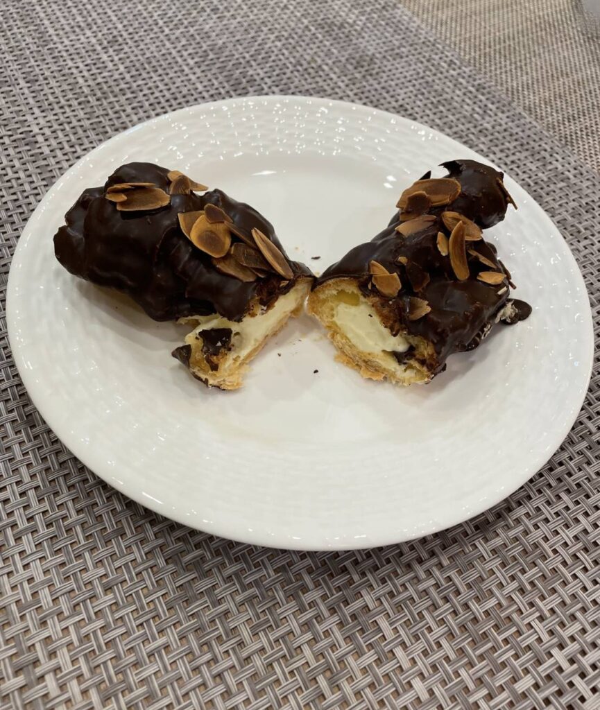 神戸　エストローヤルのシュークリーム 断面