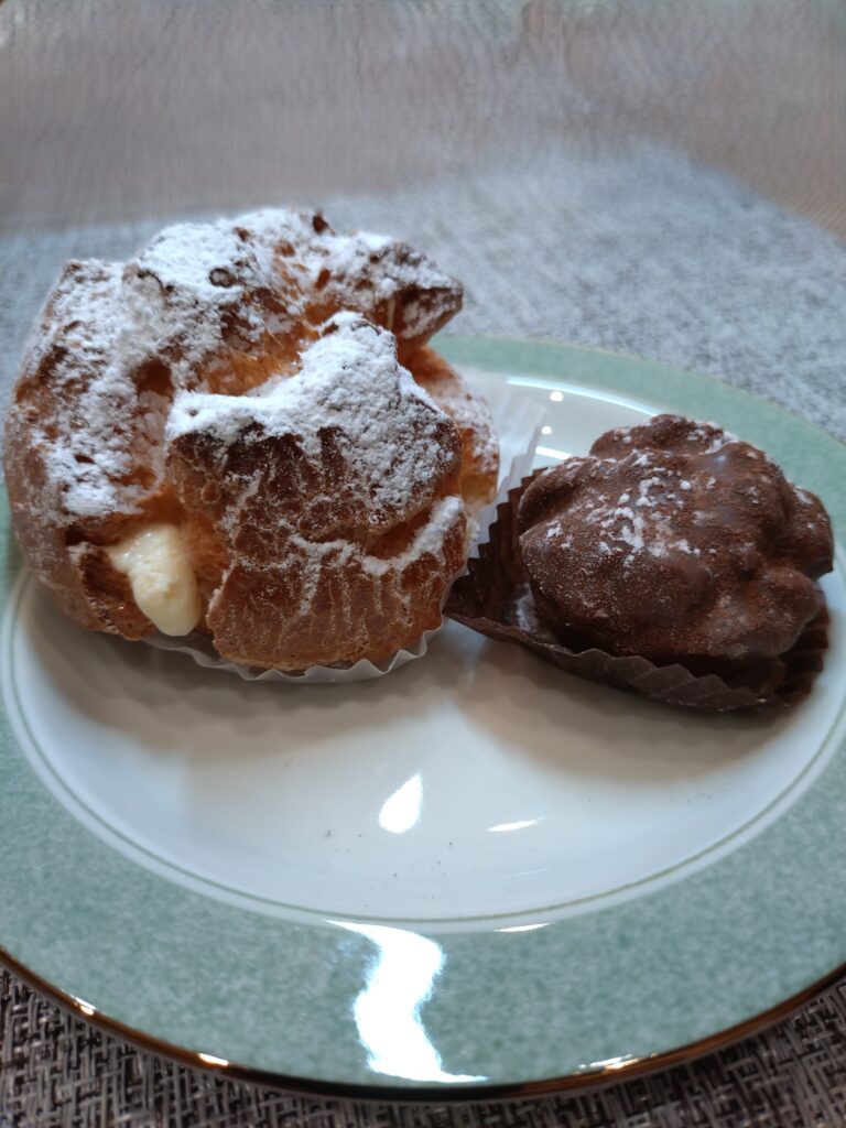 エストローヤルのシュークリーム 生地のアップ