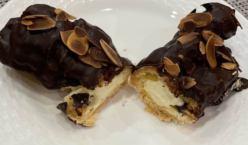 神戸　エストローヤルのシュークリーム 断面　アップ