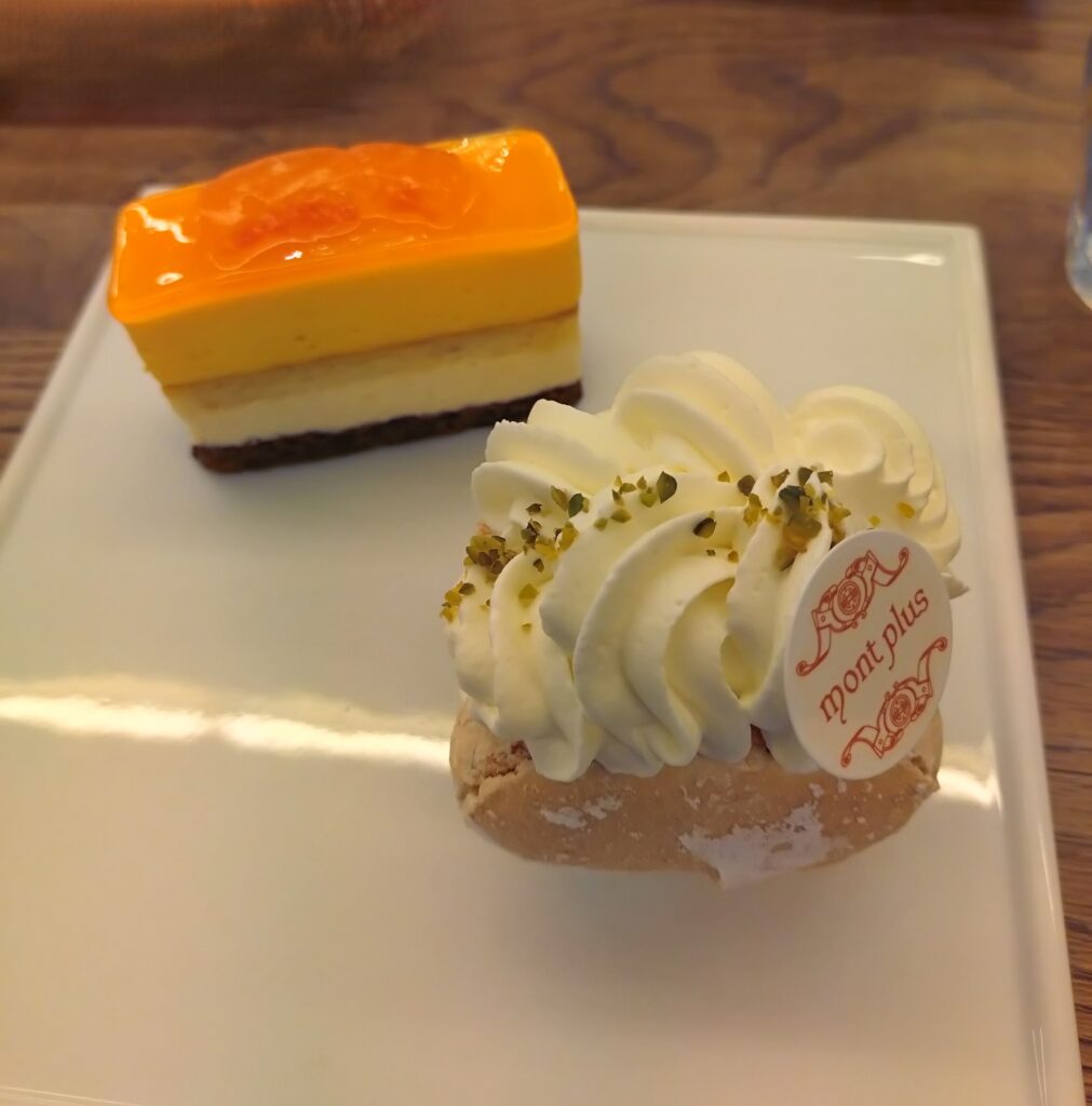神戸元町モンプリュのムラングシャンティ メレンゲとヴィクトリアのケーキ