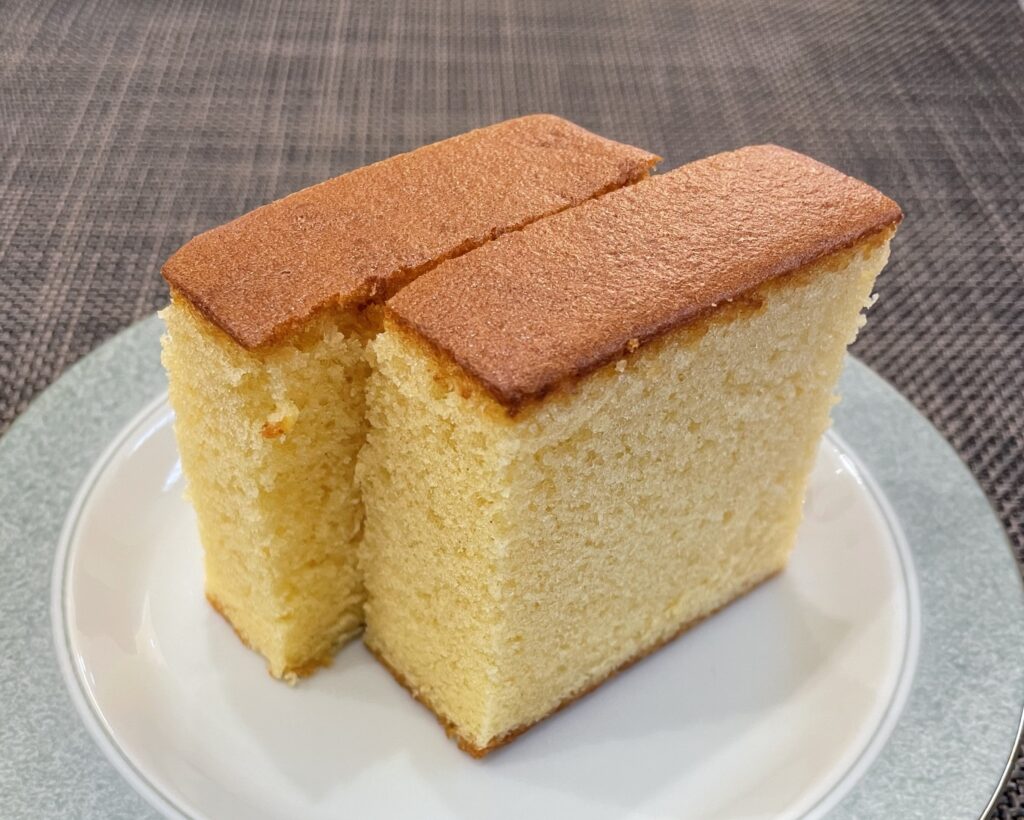 黒船のカステラの断面。ふわふわでしっとりした食感が特徴