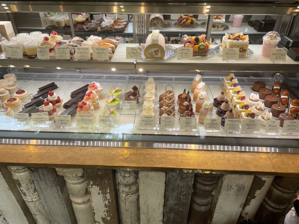 L'AVENUEラヴニューのショーケースに並ぶケーキ
