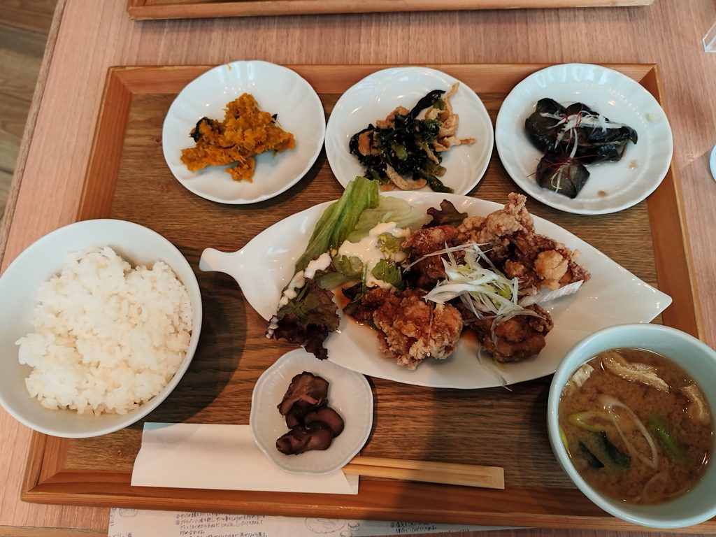 café yutori no kukan share with 栗原はるみの｢栗原さんちのお昼ごはん｣の｢揚げ鶏のねぎソースセット｣の写真