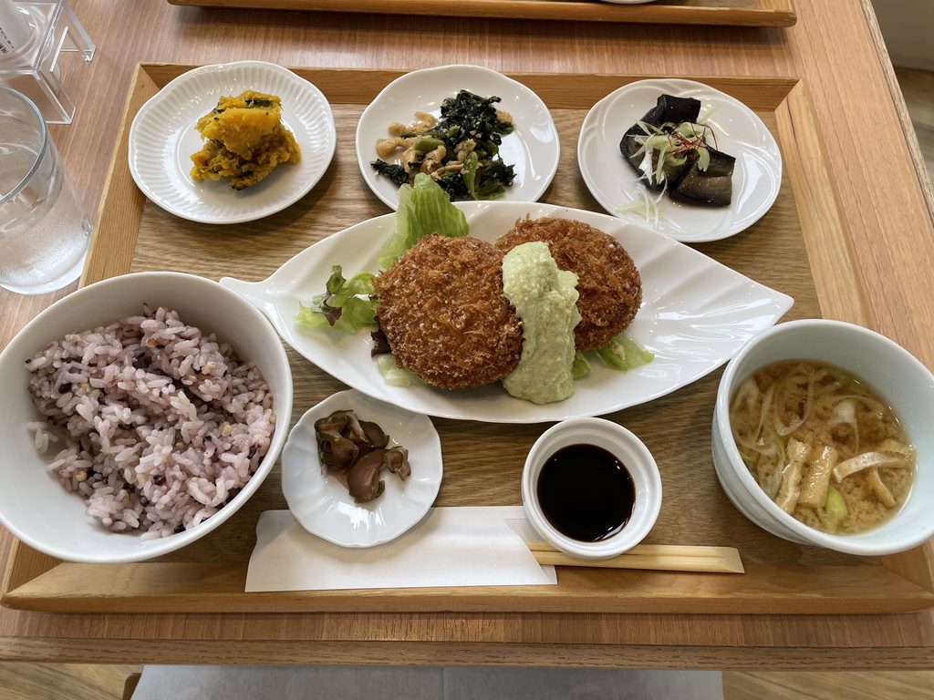 café yutori no kukan share with 栗原はるみの｢栗原さんちのお昼ごはん｣の｢まぐろのメンチカツ アボガダソース｣の写真