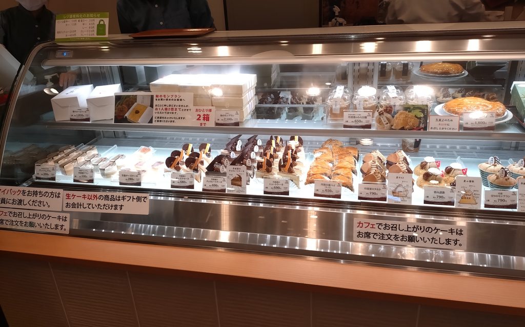 「夢の里やながわ 本店」のショーケースの和のモンブラン